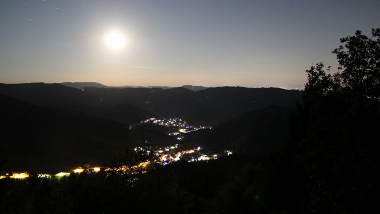 Dieses Bild zeigt eine Webcam-Aufnahme vom Achertal, aufgenommen am Samstag, den 22.08.2026 um 23:30 Uhr. Die Temperatur betrug 14°C.