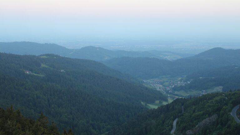 Dieses Bild zeigt eine Webcam-Aufnahme vom Achertal, aufgenommen am Samstag, den 17.05.2025 um 05:50 Uhr. Die Temperatur betrug 7.1°C.