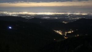 Dieses Bild zeigt eine Webcam-Aufnahme vom Achertal, aufgenommen am Montag, den 08.12.2025 um 22:30 Uhr. Die Temperatur betrug 8°C.