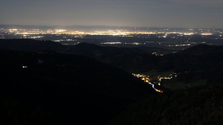 Dieses Bild zeigt eine Webcam-Aufnahme vom Achertal, aufgenommen am Sonntag, den 05.04.2026 um 03:30 Uhr. Die Temperatur betrug 9.9°C.