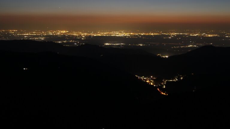 Dieses Bild zeigt eine Webcam-Aufnahme vom Achertal, aufgenommen am Mittwoch, den 04.03.2026 um 19:30 Uhr. Die Temperatur betrug 6.1°C.