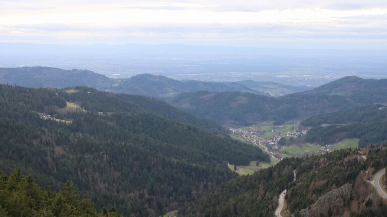 Dieses Bild zeigt eine Webcam-Aufnahme vom Achertal, aufgenommen am Freitag, den 13.03.2026 um 16:40 Uhr. Die Temperatur betrug 8.1°C.