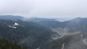 Dieses Bild zeigt eine Webcam-Aufnahme vom Achertal, aufgenommen am Sonntag, den 01.02.2026 um 12:10 Uhr. Die Temperatur betrug 2.2°C.