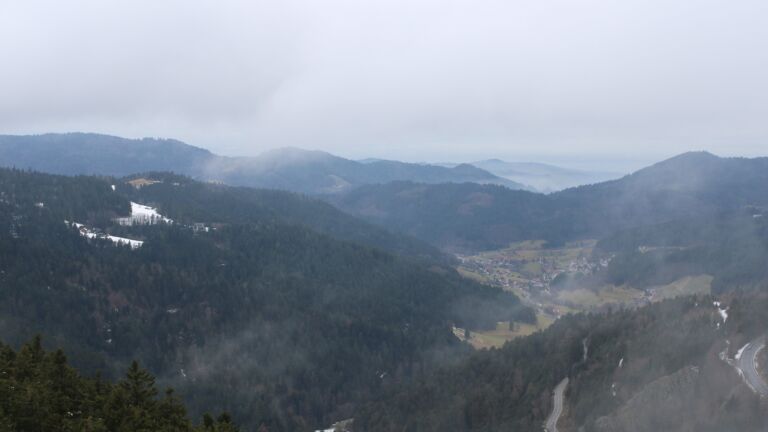 Dieses Bild zeigt eine Webcam-Aufnahme vom Achertal, aufgenommen am Sonntag, den 01.02.2026 um 12:10 Uhr. Die Temperatur betrug 2.2°C.