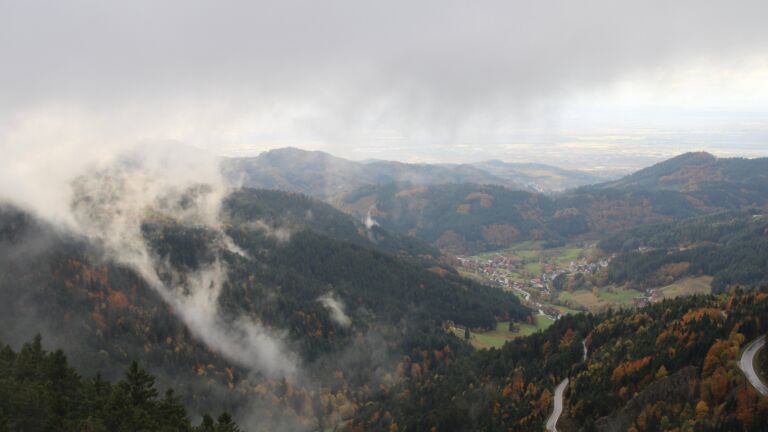 Dieses Bild zeigt eine Webcam-Aufnahme vom Achertal, aufgenommen am Dienstag, den 21.10.2025 um 16:50 Uhr. Die Temperatur betrug 8.6°C.