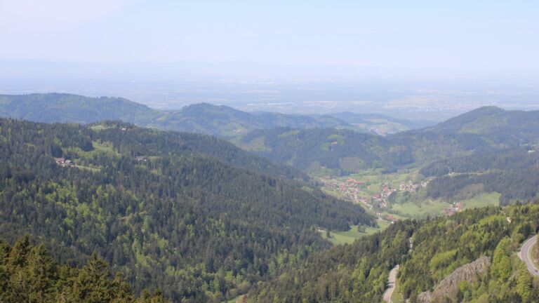 Dieses Bild zeigt eine Webcam-Aufnahme vom Achertal, aufgenommen am Dienstag, den 28.04.2026 um 11:50 Uhr. Die Temperatur betrug 13.6°C.