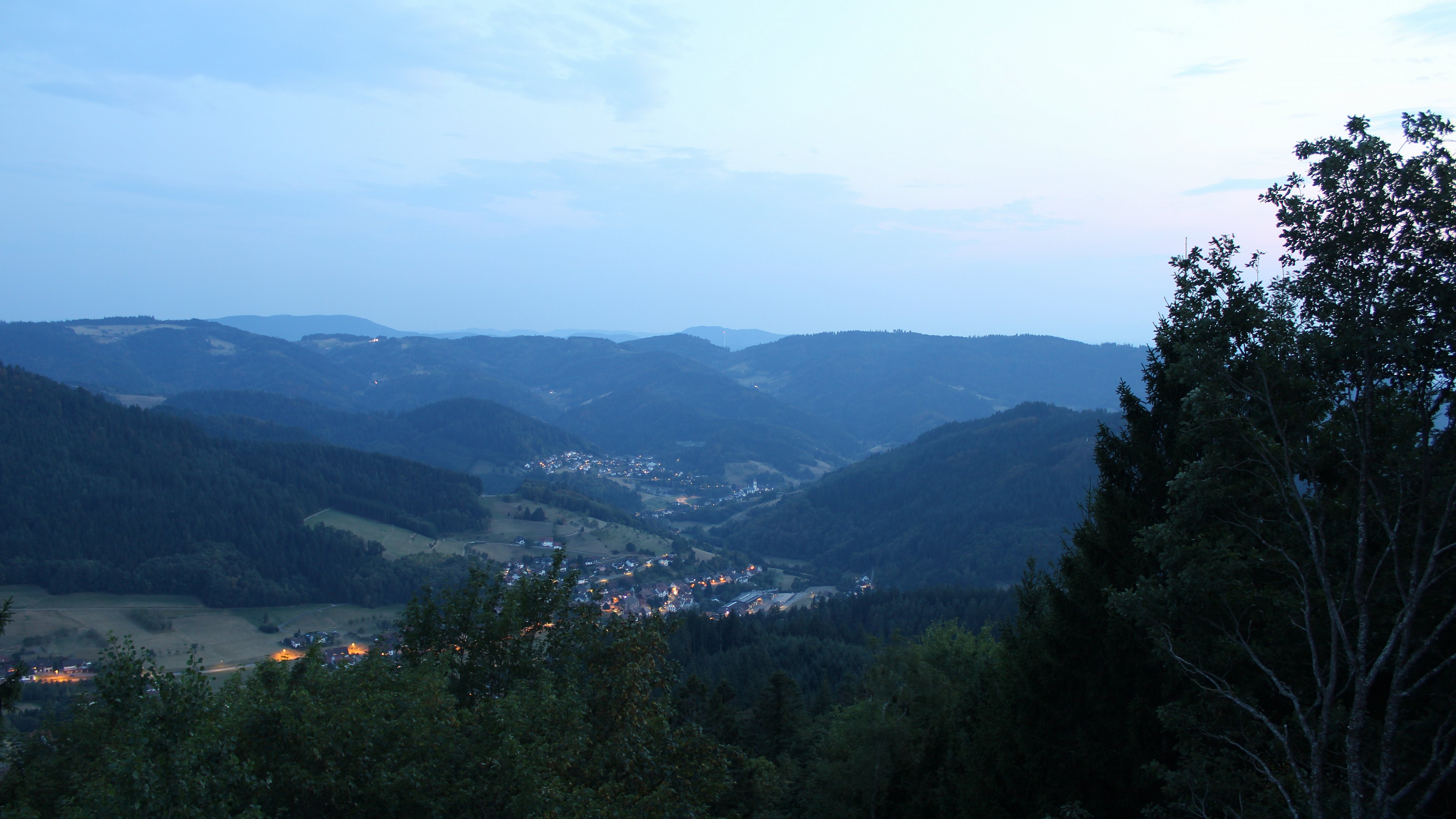 Dieses Bild zeigt eine Webcam-Aufnahme vom Achertal, aufgenommen am Sonntag, den 16.08.2026 um 21:10 Uhr. Die Temperatur betrug 23.6°C.