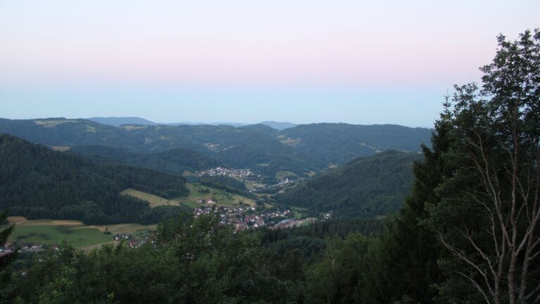 Dieses Bild zeigt eine Webcam-Aufnahme vom Achertal, aufgenommen am Samstag, den 04.07.2026 um 05:20 Uhr. Die Temperatur betrug 15.6°C.