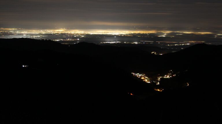 Dieses Bild zeigt eine Webcam-Aufnahme vom Achertal, aufgenommen am Dienstag, den 02.12.2025 um 05:30 Uhr. Die Temperatur betrug 1.7°C.