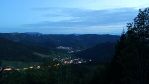 Dieses Bild zeigt eine Webcam-Aufnahme vom Achertal, aufgenommen am Sonntag, den 17.05.2026 um 21:50 Uhr. Die Temperatur betrug 10.9°C.