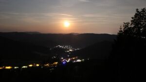 Dieses Bild zeigt eine Webcam-Aufnahme vom Achertal, aufgenommen am Sonntag, den 28.06.2026 um 02:50 Uhr. Die Temperatur betrug 28.7°C.