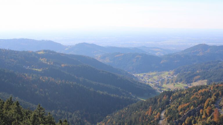 Dieses Bild zeigt eine Webcam-Aufnahme vom Achertal, aufgenommen am Samstag, den 18.10.2025 um 16:10 Uhr. Die Temperatur betrug 8°C.
