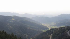 Dieses Bild zeigt eine Webcam-Aufnahme vom Achertal, aufgenommen am Freitag, den 17.04.2026 um 18:50 Uhr. Die Temperatur betrug 13.6°C.