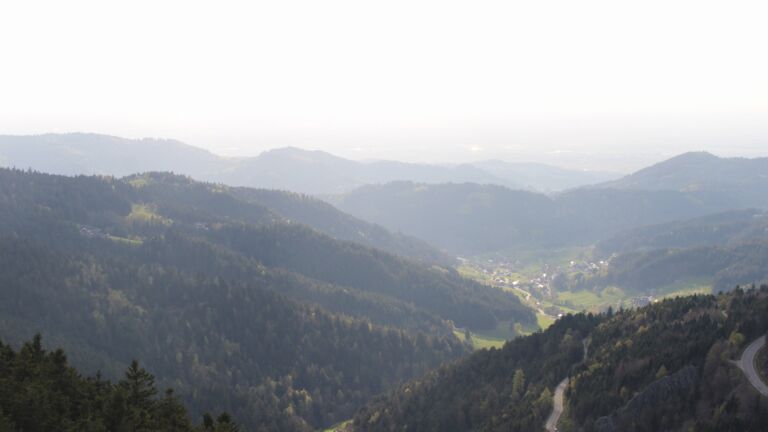 Dieses Bild zeigt eine Webcam-Aufnahme vom Achertal, aufgenommen am Freitag, den 17.04.2026 um 18:50 Uhr. Die Temperatur betrug 13.6°C.