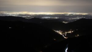 Dieses Bild zeigt eine Webcam-Aufnahme vom Achertal, aufgenommen am Samstag, den 20.12.2025 um 18:00 Uhr. Die Temperatur betrug 9.1°C.