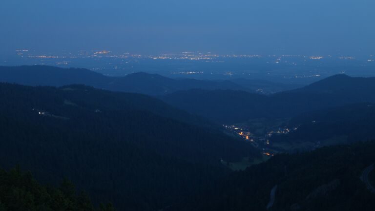 Dieses Bild zeigt eine Webcam-Aufnahme vom Achertal, aufgenommen am Dienstag, den 10.06.2025 um 04:30 Uhr. Die Temperatur betrug 11.5°C.