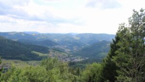 Dieses Bild zeigt eine Webcam-Aufnahme vom Achertal, aufgenommen am Montag, den 27.07.2026 um 16:10 Uhr. Die Temperatur betrug 22.8°C.