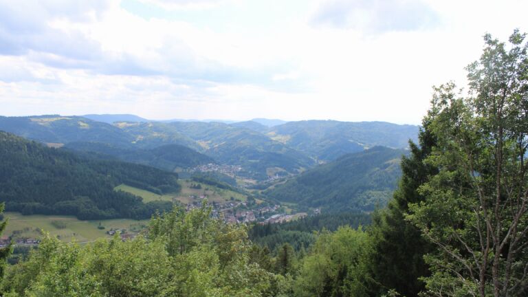 Dieses Bild zeigt eine Webcam-Aufnahme vom Achertal, aufgenommen am Montag, den 27.07.2026 um 16:10 Uhr. Die Temperatur betrug 22.8°C.