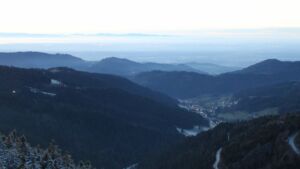 Dieses Bild zeigt eine Webcam-Aufnahme vom Achertal, aufgenommen am Montag, den 01.12.2025 um 17:00 Uhr. Die Temperatur betrug 0°C.