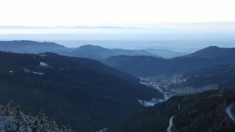 Dieses Bild zeigt eine Webcam-Aufnahme vom Achertal, aufgenommen am Montag, den 01.12.2025 um 17:00 Uhr. Die Temperatur betrug 0°C.