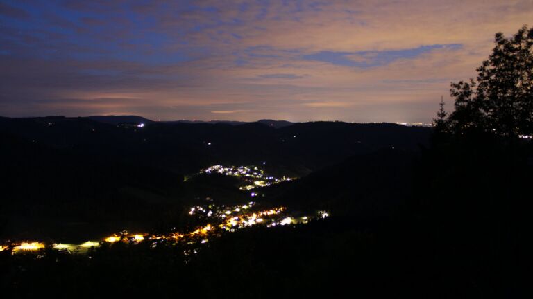 Dieses Bild zeigt eine Webcam-Aufnahme vom Achertal, aufgenommen am Sonntag, den 17.05.2026 um 22:30 Uhr. Die Temperatur betrug 10.9°C.