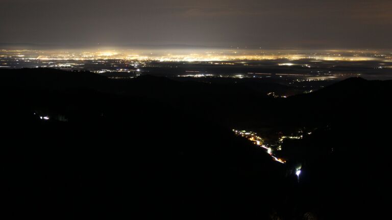 Dieses Bild zeigt eine Webcam-Aufnahme vom Achertal, aufgenommen am Freitag, den 31.10.2025 um 05:40 Uhr. Die Temperatur betrug 8.8°C.