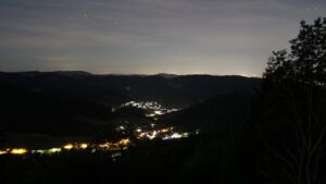 Dieses Bild zeigt eine Webcam-Aufnahme vom Achertal, aufgenommen am Mittwoch, den 08.07.2026 um 03:10 Uhr. Die Temperatur betrug 18.5°C.