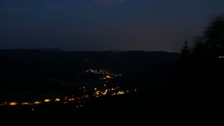 Dieses Bild zeigt eine Webcam-Aufnahme vom Achertal, aufgenommen am Samstag, den 27.06.2026 um 04:10 Uhr. Die Temperatur betrug 28.9°C.