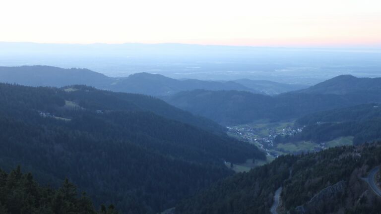 Dieses Bild zeigt eine Webcam-Aufnahme vom Achertal, aufgenommen am Donnerstag, den 18.12.2025 um 16:40 Uhr. Die Temperatur betrug 6.5°C.