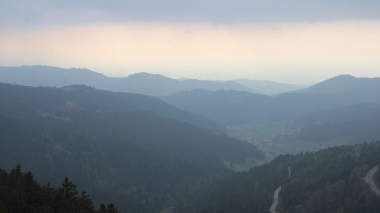 Dieses Bild zeigt eine Webcam-Aufnahme vom Achertal, aufgenommen am Dienstag, den 14.04.2026 um 18:00 Uhr. Die Temperatur betrug 5.2°C.