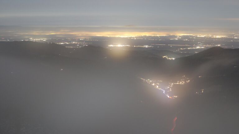 Dieses Bild zeigt eine Webcam-Aufnahme vom Achertal, aufgenommen am Montag, den 01.12.2025 um 18:10 Uhr. Die Temperatur betrug -2.4°C.