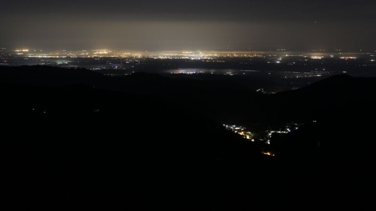Dieses Bild zeigt eine Webcam-Aufnahme vom Achertal, aufgenommen am Mittwoch, den 30.04.2025 um 03:50 Uhr. Die Temperatur betrug 12.8°C.
