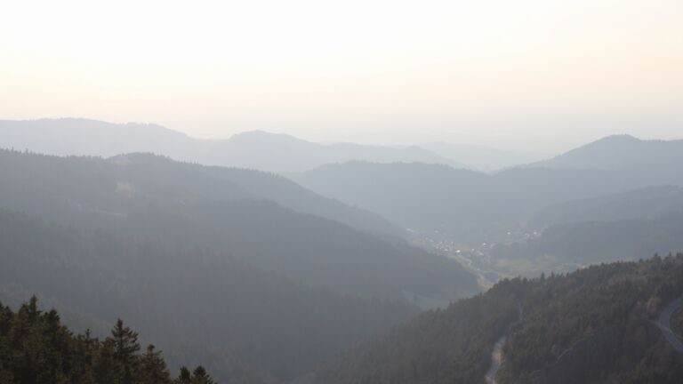 Dieses Bild zeigt eine Webcam-Aufnahme vom Achertal, aufgenommen am Montag, den 23.03.2026 um 17:50 Uhr. Die Temperatur betrug 6.6°C.