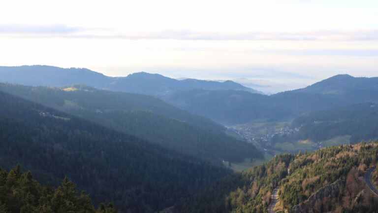 Dieses Bild zeigt eine Webcam-Aufnahme vom Achertal, aufgenommen am Donnerstag, den 04.12.2025 um 15:10 Uhr. Die Temperatur betrug 2.8°C.