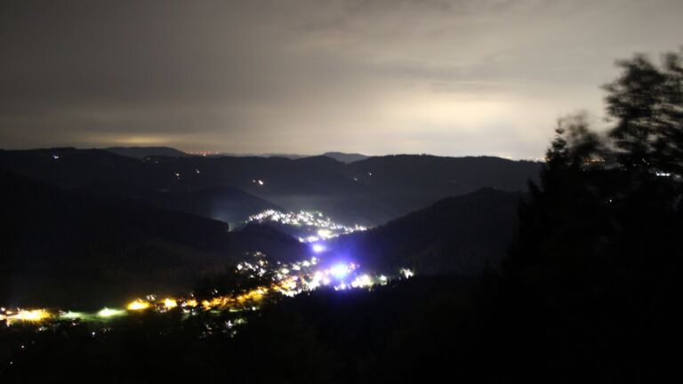 Dieses Bild zeigt eine Webcam-Aufnahme vom Achertal, aufgenommen am Sonntag, den 04.10.2026 um 21:00 Uhr. Die Temperatur betrug 14.7°C.