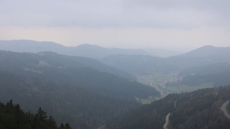 Dieses Bild zeigt eine Webcam-Aufnahme vom Achertal, aufgenommen am Dienstag, den 14.04.2026 um 15:50 Uhr. Die Temperatur betrug 4.8°C.