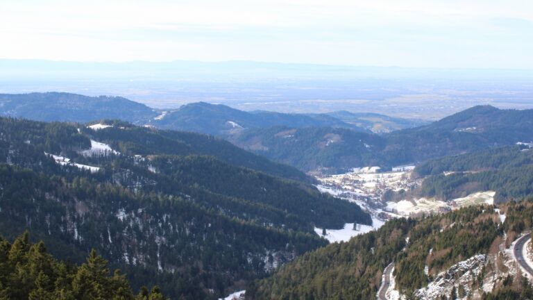 Dieses Bild zeigt eine Webcam-Aufnahme vom Achertal, aufgenommen am Dienstag, den 13.01.2026 um 14:00 Uhr. Die Temperatur betrug 6.7°C.