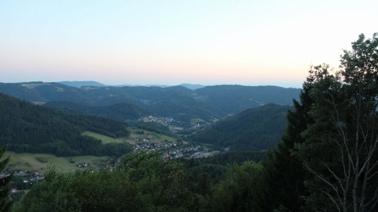 Dieses Bild zeigt eine Webcam-Aufnahme vom Achertal, aufgenommen am Dienstag, den 28.07.2026 um 21:20 Uhr. Die Temperatur betrug 24°C.