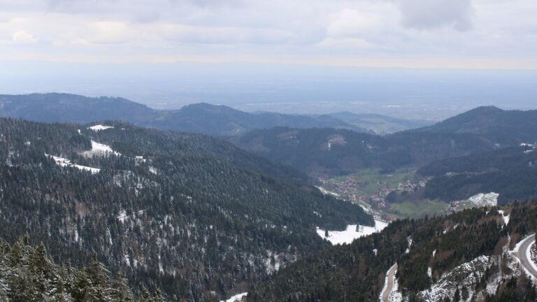 Dieses Bild zeigt eine Webcam-Aufnahme vom Achertal, aufgenommen am Sonntag, den 29.03.2026 um 16:00 Uhr. Die Temperatur betrug 3.3°C.