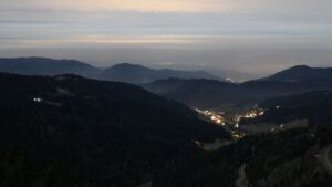 Dieses Bild zeigt eine Webcam-Aufnahme vom Achertal, aufgenommen am Mittwoch, den 03.12.2025 um 23:00 Uhr. Die Temperatur betrug 5.6°C.