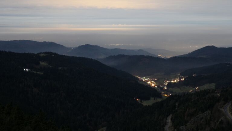 Dieses Bild zeigt eine Webcam-Aufnahme vom Achertal, aufgenommen am Mittwoch, den 03.12.2025 um 23:00 Uhr. Die Temperatur betrug 5.6°C.