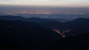 Dieses Bild zeigt eine Webcam-Aufnahme vom Achertal, aufgenommen am Samstag, den 07.03.2026 um 19:10 Uhr. Die Temperatur betrug 9.9°C.