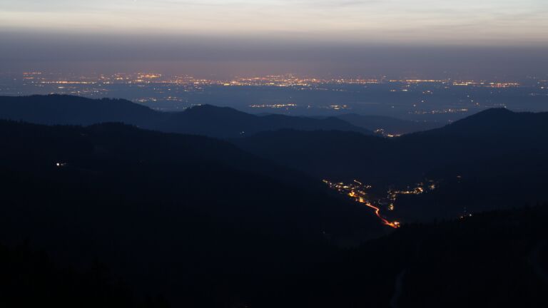 Dieses Bild zeigt eine Webcam-Aufnahme vom Achertal, aufgenommen am Samstag, den 07.03.2026 um 19:10 Uhr. Die Temperatur betrug 9.9°C.