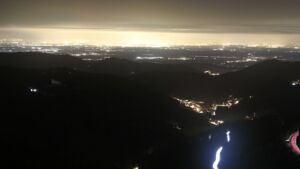 Dieses Bild zeigt eine Webcam-Aufnahme vom Achertal, aufgenommen am Freitag, den 28.11.2025 um 19:00 Uhr. Die Temperatur betrug 3.4°C.