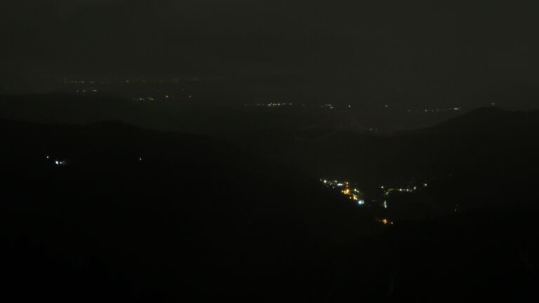 Dieses Bild zeigt eine Webcam-Aufnahme vom Achertal, aufgenommen am Donnerstag, den 28.08.2025 um 03:30 Uhr. Die Temperatur betrug 13.5°C.