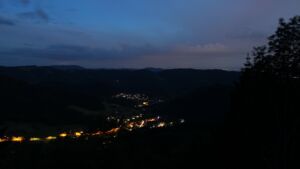 Dieses Bild zeigt eine Webcam-Aufnahme vom Achertal, aufgenommen am Dienstag, den 09.06.2026 um 22:30 Uhr. Die Temperatur betrug 11.1°C.