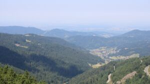 Dieses Bild zeigt eine Webcam-Aufnahme vom Achertal, aufgenommen am Dienstag, den 01.07.2025 um 11:20 Uhr. Die Temperatur betrug 26.4°C.