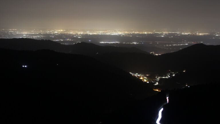 Dieses Bild zeigt eine Webcam-Aufnahme vom Achertal, aufgenommen am Montag, den 09.03.2026 um 21:00 Uhr. Die Temperatur betrug 8.7°C.