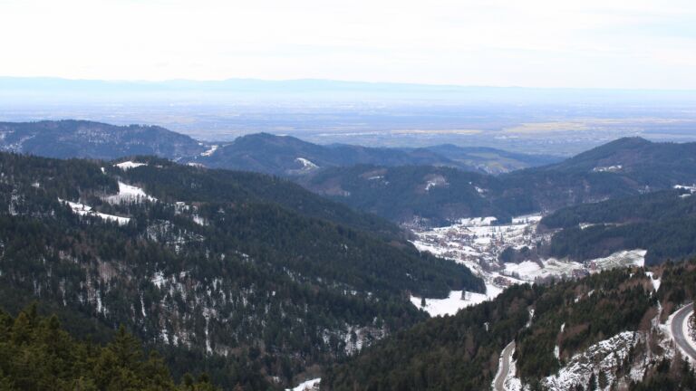 Dieses Bild zeigt eine Webcam-Aufnahme vom Achertal, aufgenommen am Dienstag, den 13.01.2026 um 13:30 Uhr. Die Temperatur betrug 6.4°C.