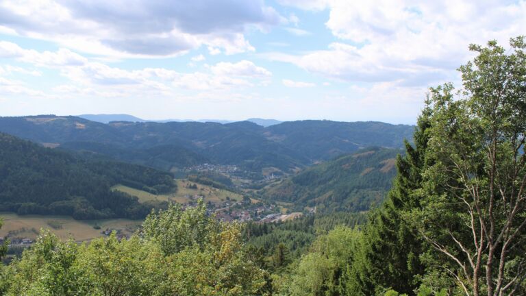 Dieses Bild zeigt eine Webcam-Aufnahme vom Achertal, aufgenommen am Mittwoch, den 19.08.2026 um 13:30 Uhr. Die Temperatur betrug 26°C.